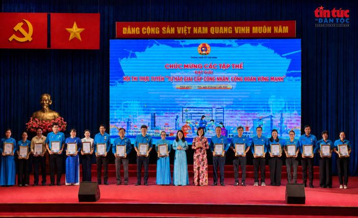 Các cá nhân đạt giải chụp ảnh lưu niệm cùng đại diện ban tổ chức chương trình.
