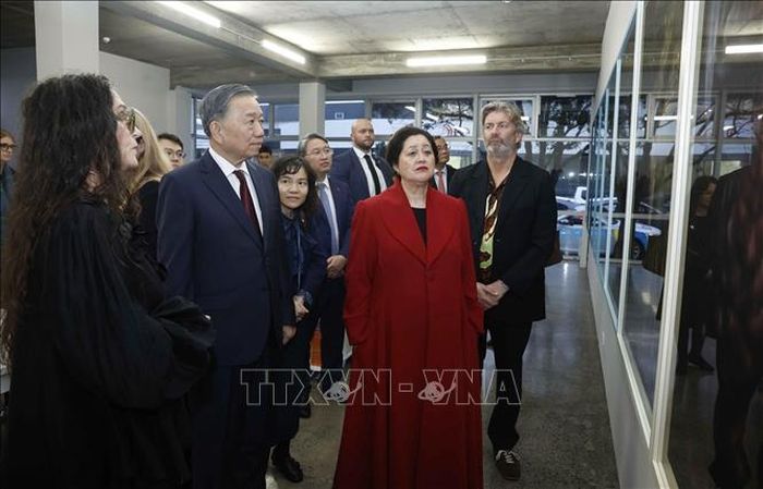 Tổng Bí thư, Chủ tịch nước Tô Lâm và Toàn quyền New Zealand Cindy Kiro tham quan Triển lãm ảnh StarkWhite của nhiếp ảnh gia Fiona Pardington. Ảnh: Thống Nhất/TTXVN