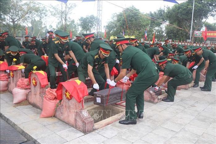 Truy điệu, an táng các liệt sĩ quân tình nguyện và chuyên gia Việt Nam hy sinh khi làm nhiệm vụ quốc tế tại Lào.