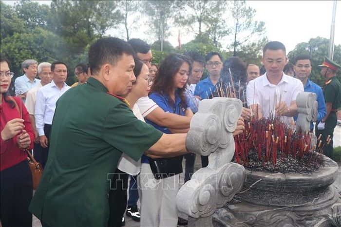 Thắp hương tri ân các anh hùng liệt sỹ tại Nghĩa trang liệt sĩ Nghi Lộc.