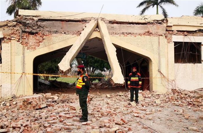 Toà nhà bị phá huỷ trong vụ không kích của Ấn Độ xuống thị trấn Muridke, Pakistan ngày 7/5/2025. Ảnh: THX/TTXVN