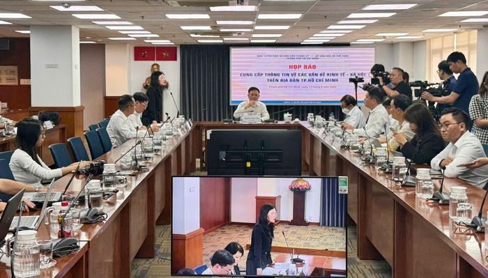 Quang cảnh cuộc họp báo cung cấp thông tin về các vấn đề kinh tế - xã hội trên địa bàn TP Hồ Chí Minh vào chiều 13/8.