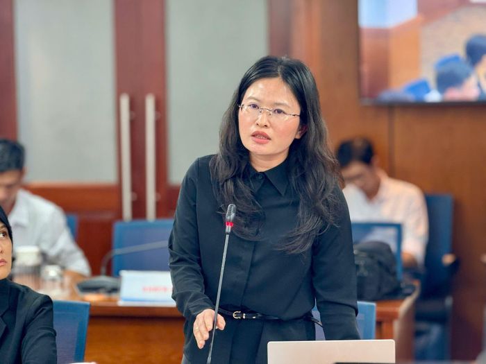 Bà Nguyễn Thị Hằng, Phó Trưởng phòng Văn bản pháp quy, Sở Tư pháp TP Hồ Chí Minh trả lời các cơ quan báo chí chiều 13/8.
