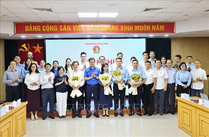 Đồng chí Bùi Quang Huy, Bí thư thứ nhất Ban Chấp hành Trung ương Đoàn tặng hoa chúc mừng các Ủy viên Hội đồng Đội Trung ương khóa X ra mắt. Ảnh: Minh Đức/TTXVN