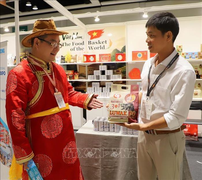 Khách tham quan tìm hiểu về cà phê của Việt Nam tại hội chợ. Ảnh: Xuân Vịnh/PV TTXVN tại Hong Kong, Trung Quốc