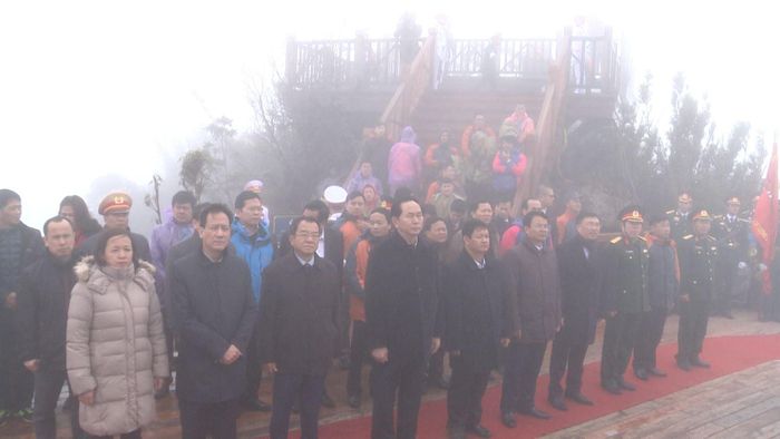 Lá cờ Tổ quốc trên đỉnh cao 3.143m.