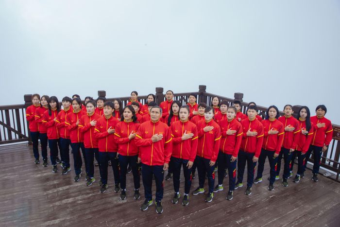 Hát Quốc ca ở nơi gần trời nhất.