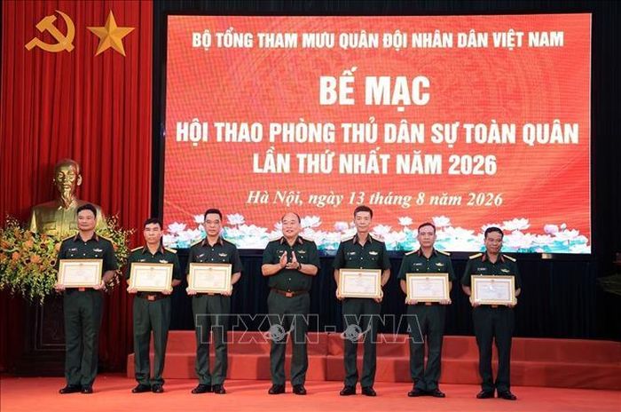 Trung tướng Lê Quang Đạo, Phó Tổng Tham mưu trưởng Quân đội nhân dân Việt Nam trao giải Nhất, Nhì, Ba cho các đội tuyển ở nội dung Lý thuyết và Ứng phó khắc phục sự cố cháy, nổ, hóa chất độc. Ảnh; Tuấn Anh/TTXVN