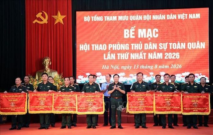 Đại tướng Nguyễn Tân Cương, Tổng tham mưu trưởng Quân đội nhân dân Việt Nam, Thứ trưởng Bộ Quốc phòng trao các giải Nhất, Nhì, Ba toàn đoàn cho các đội tuyển. Ảnh: Tuấn Anh/TTXVN