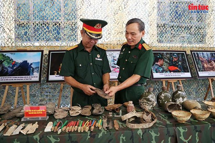 Các cựu chiến binh tham quan khu trưng bày hình ảnh, tư liệu về quá trình tìm kiếm, quy tập hài cốt.