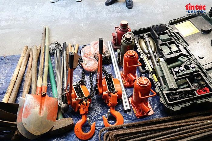 Các dụng cụ phục vụ cho quá trình tìm kiếm, quy tập hài cốt.