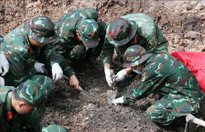Các chiến sĩ Đội tìm kiếm, quy tập hài cốt liệt sĩ thuộc Bộ Tư lệnh Thành phố Hồ Chí Minh nỗ lực làm nhiệm vụ dưới ánh nắng tháng 8 của tiết trời phương Nam.