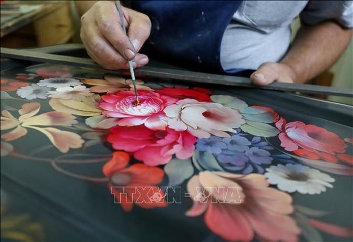 Trong đội ngũ nghệ nhân của Zhostovo, mỗi người làm một mảng công việc riêng từ gia công khay, sơn nền, tạo khung, vẽ mẫu, trang trí đường viền…