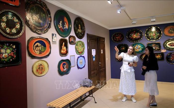 Bảo tàng tranh Zhostovo trong khuôn viên Xưởng tranh Zhostovo ở tỉnh Moskva, cách trung tâm thủ đô Nga 60km về phía Bắc.