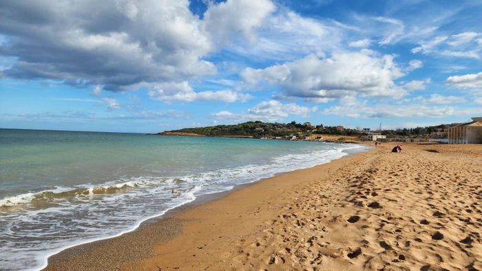 Bãi biển ở thành phố Tipaza cách thủ đô Algiers khoảng 70 km về phía Tây. Ảnh: Mạnh Hùng – PV TTXVN tại Algeria