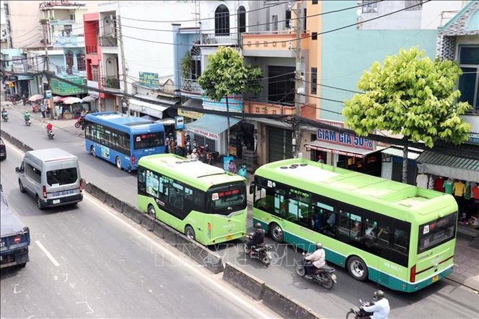 Xe buýt đón khách trên Quốc lộ 22 (đường Lê Quang Đạo), đoạn gần Bến xe An Sương. Ảnh: Tiến Lực/TTXVN