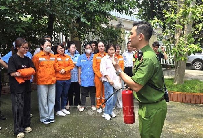 Lực lượng Công an hướng dẫn cán bộ, công nhân viên ngành điện cách sử dụng bình chữa cháy xách tay, giúp nâng cao kỹ năng xử lý ban đầu khi phát hiện sự cố cháy, nổ.