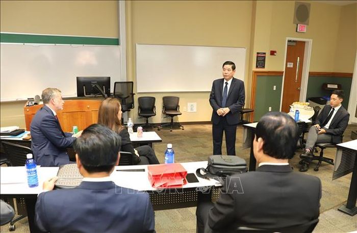 Thượng tướng Nguyễn Văn Gấu làm việc tại Đại học Georgia. Ảnh: TTXVN phát