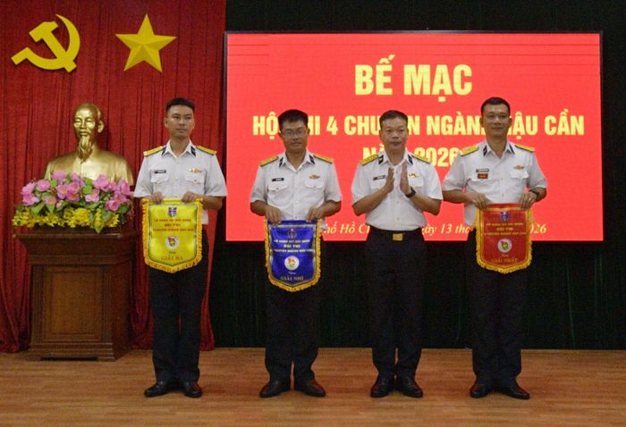 Đại tá Lê Đức Thảnh, Lữ đoàn trưởng Lữ đoàn 167, trao thưởng cho các tập thể đạt thành tích tốt.