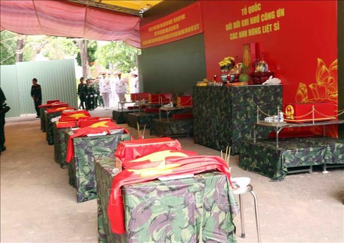 5 bộ hài cốt được quy tập đầu tiên được xác định là các chiến sĩ hy sinh trong cuộc Tổng tiến công và nổi dậy Xuân Mậu Thân năm 1968, được tìm kiếm, quy tập tại Công viên văn hóa Lê Thị Riêng, phường Hòa Hưng, Thành phố Hồ Chí Minh. Ảnh: Xuân Khu/TTXVN