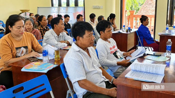 Pháp luật được chuyển tải qua những câu chuyện gần gũi như chia sẻ việc nhà, chăm sóc con cái và bảo vệ phụ nữ, trẻ em trước bạo lực.