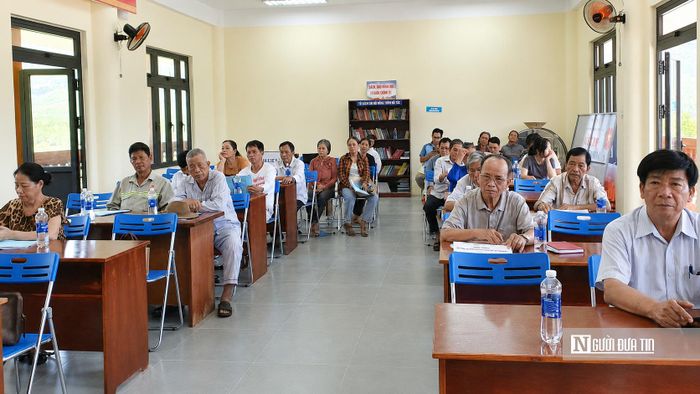 Người dân xã Hòa Vang nghe phổ biến các quy định liên quan đến tách thửa, cấp giấy chứng nhận quyền sử dụng đất, bồi thường và tái định cư.