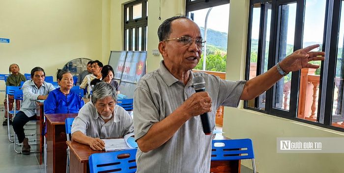 Người dân trao đổi những vướng mắc với đại diện Hội Luật gia thành phố Đà Nẵng tại buổi tuyên truyền ngày 12/8.