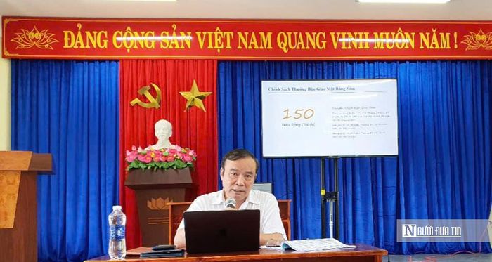 Ông Nguyễn Bá Sơn, Chủ tịch Hội Luật gia thành phố Đà Nẵng, trao đổi những quy định pháp luật gắn với các tình huống thường gặp trong đời sống người dân Hòa Vang.