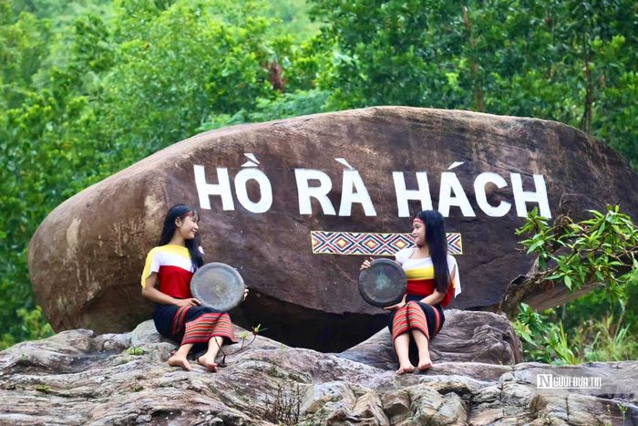 Không chỉ khai thác cảnh quan, địa phương còn chú trọng những nét văn hóa truyền thống của đồng bào Ca Dong.