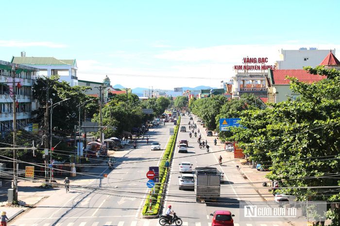 Đáng chú ý, dự án sẽ dồn lực giải quyết dứt điểm tình trạng ngập úng đô thị bằng cách cải tạo, xây dựng mới hệ thống mương dọc chịu lực. Đồng thời, toàn bộ hệ thống hạ tầng kỹ thuật gồm dòng dây điện, cáp viễn thông hai bên đường cũng sẽ được hạ ngầm để trả lại không gian thông thoáng, văn minh cho các tuyến đường.