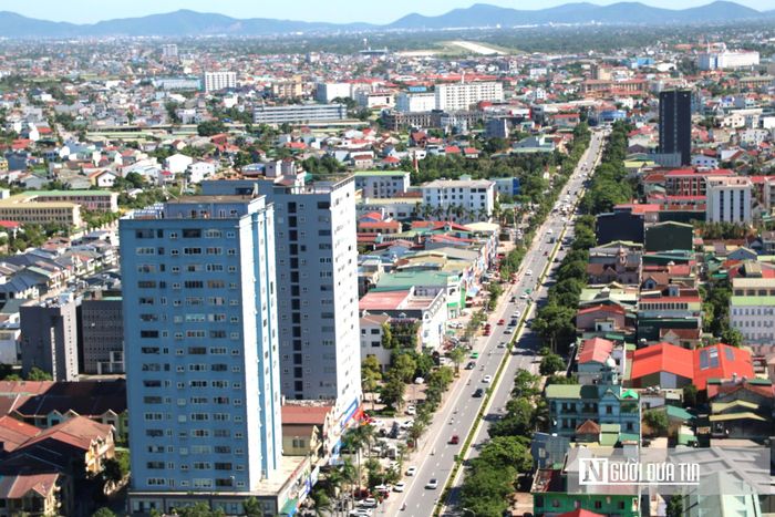 Các tuyến đường Quang Trung, Lê Lợi và Mai Hắc Đế đã được đầu tư với quy mô 4 làn xe, chiều rộng nền đường từ 25.5m - 26.5m, phù hợp theo quy hoạch được duyệt, tuy nhiên, lưu lượng giao thông rất lớn nên thường xuyên gây ùn tắc giao thông vào các giờ cao điểm. Trong ảnh là tuyến đường Mai Hắc Đế nằm trên phường Vinh Hưng.