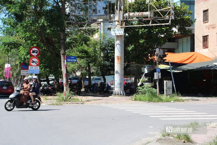 Theo ghi nhận thực tế, vỉa hè hai bên của các tuyến đường này khá rộng rãi. Đây được xem là một lợi thế rất lớn giúp việc triển khai các hạng mục chỉnh trang, hạ ngầm hệ thống kỹ thuật và đồng bộ cảnh quan đô thị diễn ra thuận lợi hơn