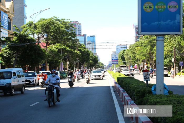 "Chúng tôi hoàn toàn đồng tình với chủ trương nâng cấp các tuyến đường chính Nguyễn Trãi, Mai Hắc Đế, Lê Lợi và Quang Trung. Tuy nhiên, vì đây là những tuyến giao thông độc đạo và mật độ xe cộ rất cao, chúng tôi chỉ mong các đơn vị thi công làm cuốn chiếu, dứt điểm từng đoạn. Đồng thời, mong lực lượng chức năng cần có phương án phân luồng từ sớm để tránh gây hỗn loạn, mất an toàn giao thông trước cổng trường học khi vào mùa xây dựng", ông Hà Ngọc Tuấn (40 tuổi, trú tại phường Thành Vinh) nói. Trong ảnh là tuyến đường Lê Lợi.