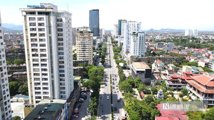 UBND tỉnh Nghệ An vừa ban hành Kế hoạch số 717/KH-UBND triển khai Đề án chỉnh trang đô thị các phường Trường Vinh, Thành Vinh, Vinh Lộc, Vinh Hưng, Vinh Phú và Cửa Lò giai đoạn 2026 - 2030, với 138 dự án, tổng mức đầu tư dự kiến khoảng hơn 29.000 tỷ đồng. Trong đó, đáng chú ý, dự án cải tạo, nâng cấp tuyến Quang Trung - Lê Lợi - Mai Hắc Đế - Nguyễn Trãi, tổng vốn dự kiến khoảng 650 tỷ đồng thuộc nhóm dự án đưa vào kế hoạch đầu tư công trung hạn, yêu cầu hoàn thành chậm nhất trong năm 2028.