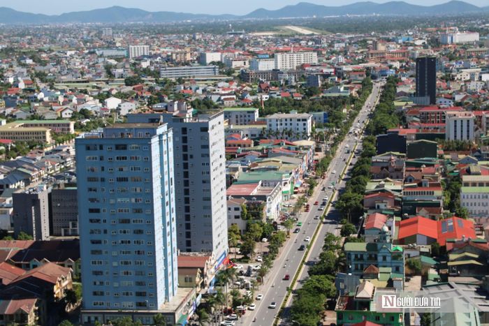 Về dự án này, trong cuộc họp gần đây, ông Võ Trọng Hải - Chủ tịch UBND tỉnh Nghệ An giao Ban Quản lý dự án công trình giao thông tỉnh hoàn thành toàn bộ thủ tục chuẩn bị đầu tư chậm nhất trước ngày 30/12/2026 để đầu năm 2027 triển khai thi công bằng nguồn vốn đầu tư công trung hạn. Chủ tịch UBND tỉnh yêu cầu các Sở, ngành, địa phương phải hoàn thành các dự án đúng tiến độ đề ra. Các địa phương tăng cường công tác vận động, tuyên truyền để tạo sự đồng thuận trong công tác giải phóng mặt bằng. Thường trực Đảng ủy các phường tập trung giải phóng mặt bằng; tập trung nhân lực để hoàn thành các nhiệm vụ được giao.