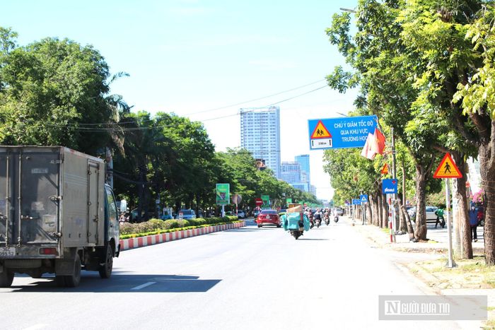 Do nằm gần một số trường học, bệnh viện,... tuyến đường Mai Hắc Đế, phường Vinh Hưng thường gánh áp lực giao thông khá lớn, khiến việc đi lại của người dân vào giờ cao điểm gặp nhiều khó khăn.