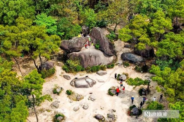 Hòn Trống Mái là địa danh nổi tiếng ở Sầm Sơn.