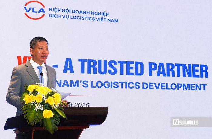 Ông Nguyễn Duy Minh, Phó chủ tịch Hiệp hội Doanh nghiệp dịch vụ Logistics Việt Nam, trao đổi về giải pháp rút ngắn thời gian và giảm các điểm dừng trên tuyến vận tải quốc tế.