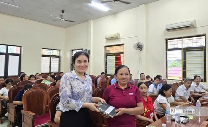 Hội Luật gia tỉnh Thanh Hóa tặng quà cho đại biểu tham gia thảo luận tại hội nghị.