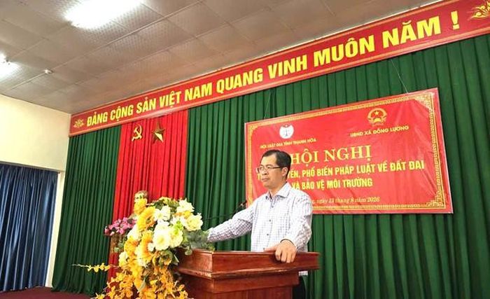 Ông Nguyễn Xuân Hạnh, Chủ tịch UBND xã Đồng Lương phát biểu khai mạc hội nghị tuyên truyền, phổ biến pháp luật về đất đai và bảo vệ môi trường.