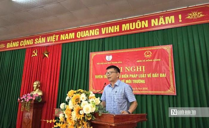 TS – Luật gia Nguyễn Thanh Hồng, Phó Chủ tịch Thường trực Hội Luật gia tỉnh Thanh Hóa thay mặt đơn vị tổ chức truyền đạt, trao đổi chuyên đề về Luật Đất đai và Luật Bảo vệ môi trường tại hội nghị.