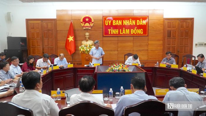Quang cảnh cuộc họp.