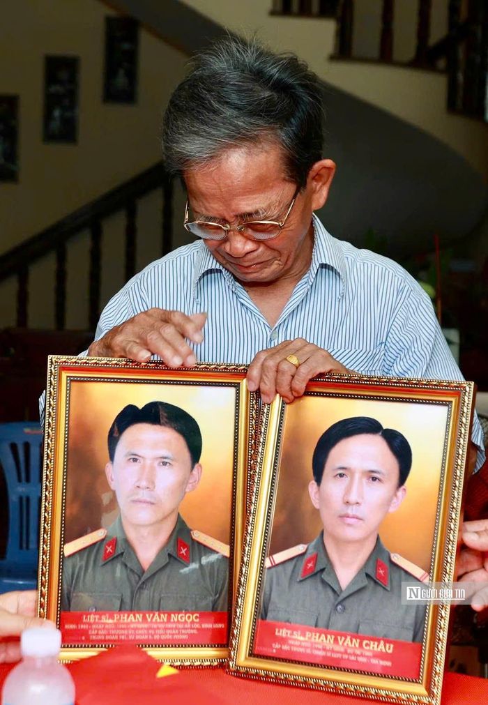 Ông Tư không giấu nổi cảm xúc khi nhận hai di ảnh.
