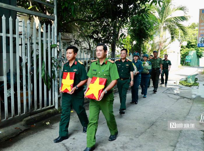 Bộ Tư lệnh Tp.HCM cùng Công an Tp.HCM đến nhà Mẹ Việt Nam Anh hùng Huỳnh Thị Tui trao di ảnh hai liệt sĩ cho gia đình.
