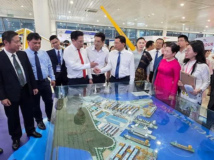 Lãnh đạo TP Đà Nẵng và Cục Xúc tiến thương mại (Bộ Công Thương) tham quan gian hàng của Cảng Đà Nẵng tại hội chợ.