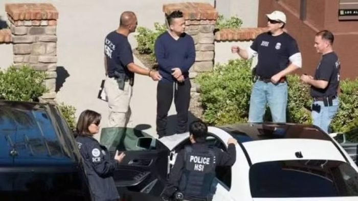 Cảnh sát Mỹ vây bắt các nghi phạm. Ảnh: Reuters.