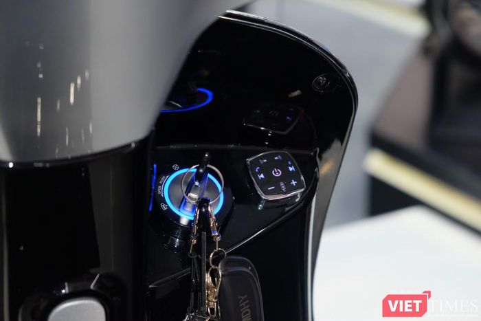 Xe dùng khóa cơ kết hợp điều khiển từ xa và có tính năng chống trộm với khả năng tắt mở bằng remote. Bên cạnh ổ khóa là cụm nút điều khiển hệ thống giải trí, tuy nhiên nhà sản xuất chưa công bố chi tiết về trang bị này.