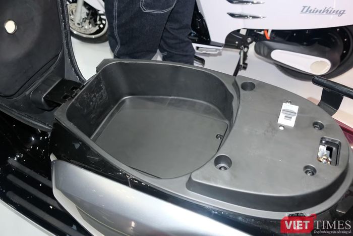 Cốp xe có dung tích 15 lít nhưng khoang chứa đồ khá nông, nên hạn chế khả năng chứa các vật dụng cần không gian sâu như mũ bảo hiểm. Dù vậy, khu vực này vẫn có thể dùng để đựng một số vật dụng cá nhân nhỏ khi di chuyển hằng ngày.
