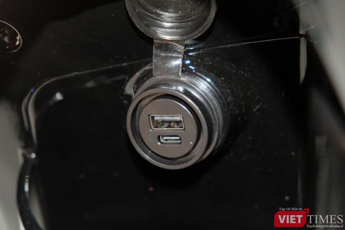 Xe được bố trí cổng USB-A và USB-C trong hộc đồ phía trước, giúp người dùng sạc các thiết bị di động khi cần.