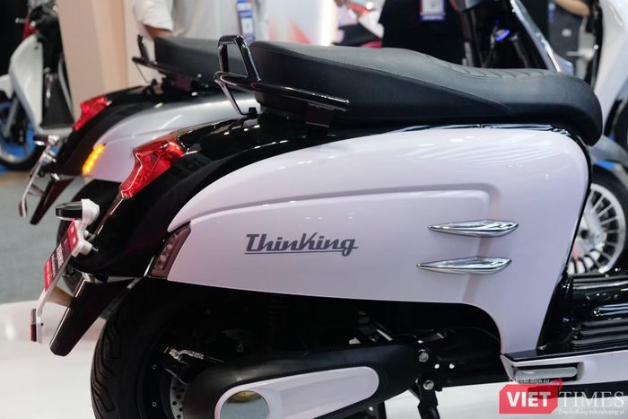Xe có kích thước dài 1.920 mm, cao 1.170 mm, rộng 730 mm, chiều cao yên 780 mm và trọng lượng xe 120 kg. Yên xe của Thinking có chiều cao tương đương mặt bằng chung nhiều mẫu xe tay ga, xe máy điện trên thị trường như Honda Vario 160 (778 mm), Vespa Primavera (780 mm), VinFast Viper (780 mm).